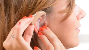 قرار دادن سمعک روی گوش