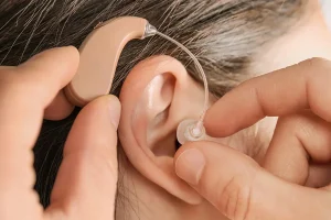 تفاوت سمعک نامرئی و داخل گوشی از نظر عملکرد