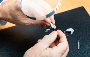 قیمت تعمیر سمعک در اصفهان و بررسی قطعات در کلینیک شنوایی‌شناسی