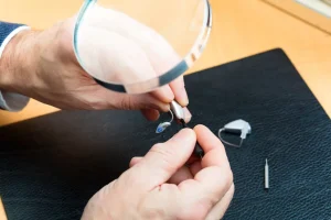 عیبیابی و تعمیر تخصصی باتری و مدار شارژ سمعک در اصفهان