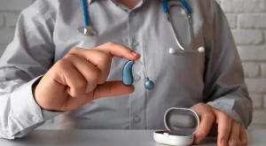 استفاده از برس مخصوص و دستمال میکروفایبر برای تمیز کردن بدنه سمعک