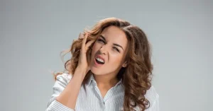 تمیز کردن میکروفون و پوسته سمعک با برس مخصوص